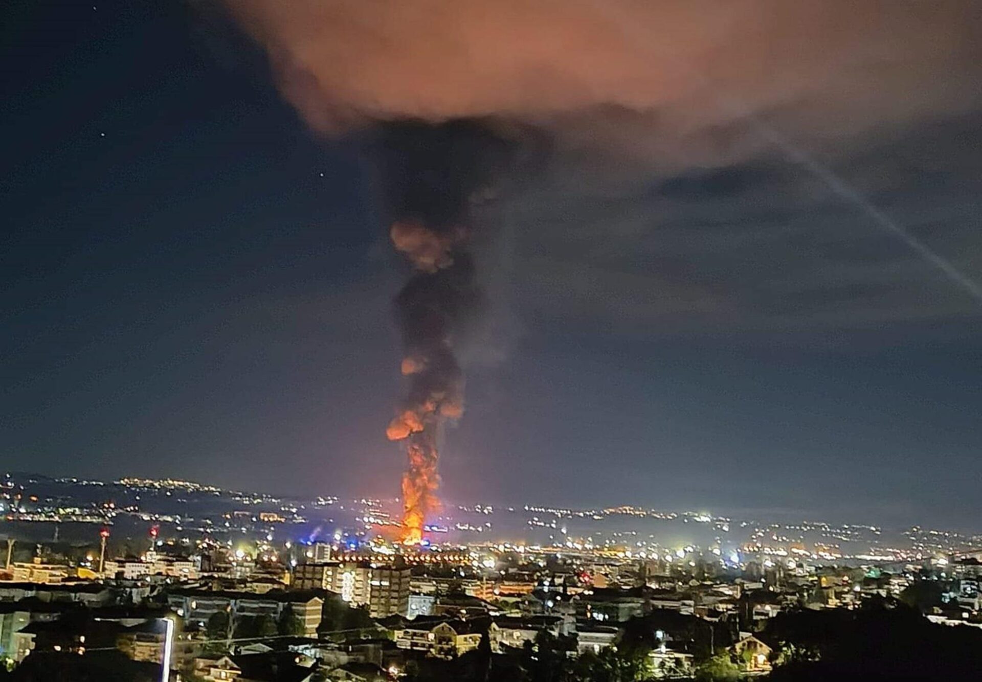 teramo,-incendio-in-fabbrica-chimica:-nube-di-fumo.-l’appello:-“state-a-casa”-–-video